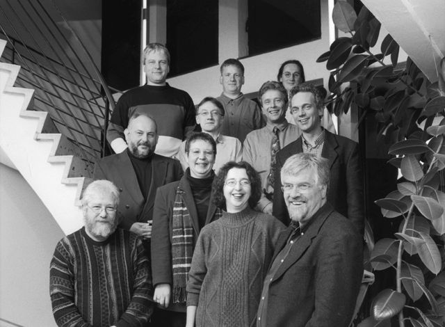 Diese Bild konnten wir in den digitalen Archiven der GLLK finden. Zu sehen ist die Gruppe von Menschen, die für die GLLK in den Wahlkampf 2001 zog. Datiert ist es auf den 11.03.2003